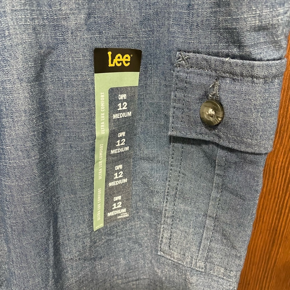 Lee women’s Flex-To -Go Cargo Capri pants size 12M . Blue - Picture 4 of 7